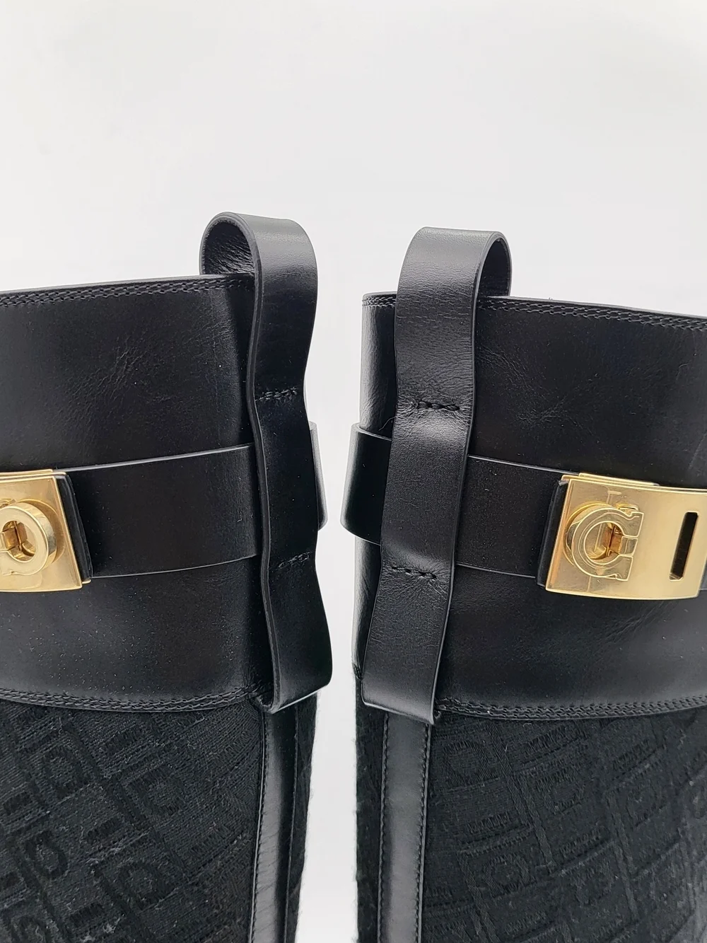 SALVATORE FERRAGAMO ROLY BLACK LEATHER SUEDE PRINT GANCINI RIDING BOOTS. Auth...